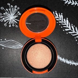 MAC Evening Aura eyeshadow